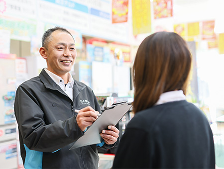 担当エリアの営業をメインに、納品や修理、工事など様々な業務を行っています。<br />
故障などの電話には基本的に即日対応！私達の仕事はお客様の「困った」を解決するスペシャリストです。<br />
家電だけではなく、お家に関する相談も受けるため、本当に幅広い知識が身に付きます！<br />
長年のお付き合いなのでお客様からの信頼も厚く、「我が家のホームドクターね」との言葉を頂けるやりがいのある仕事です。