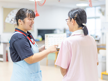 「この日は推しのライブがあるので休みたい」「家庭の用事があってシフトを変更したい」など、就業日を自分で決める自由シフト制を採用しています。<br />
施設側が一方的にシフトを決めるのではなく、看護師、介護職員、調理師など同じ職種のスタッフ同士で希望を出し合って就業日をセレクトできて、急用で休む場合も快く対応しています。<br />
子育て、地域活動、趣味など自分のペースでスケジュールを決められて、ワークライフバランスが叶えられる職場です。