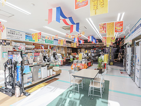 当社は創業50年を迎えた家電品販売店です。水戸市やひたちなか市、土浦市の計4拠点で街の家電屋を営んでいます。<br />
創業当時から日立製品を中心に扱っており、元々2つの家電屋が1つの会社となって始まった当社。代が変わり、歴史が変わっても常に誰かとの繋がりを第一に経営してきました。<br />
モットーは「心と心のお付き合いを願う」。どんな時もお客様との心の繋がりを大切にしてきたのが、今も家電屋を続けていられる秘訣です。